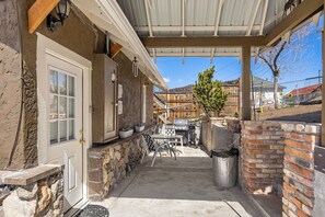 Outdoor dining - Uptown Butte Relaxing Retreat. (Butte)