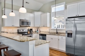 Frigorifero, microonde, forno, piano cottura