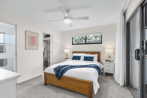 3 bedrooms, iron/ironing board, WiFi - Coastal Retreat - Modern beach house at Murramarang South Coast Walk. (Kioloa)