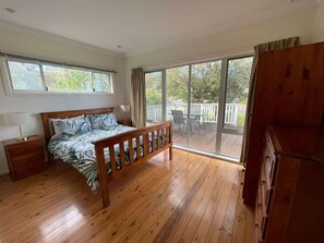 4 bedrooms, iron/ironing board, bed sheets