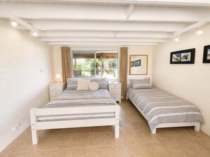 4 bedrooms, iron/ironing board, bed sheets