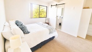 6 bedrooms, iron/ironing board, WiFi, bed sheets
