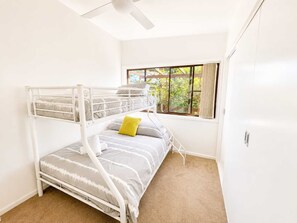 6 bedrooms, iron/ironing board, WiFi, bed sheets