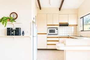 Réfrigérateur, four à micro-ondes, un four, surface de cuisson