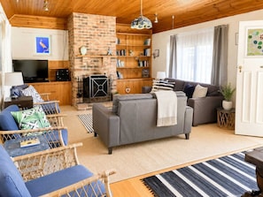 TV, fireplace