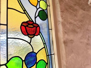 Ein Buntglasfenster mit floralen Mustern.