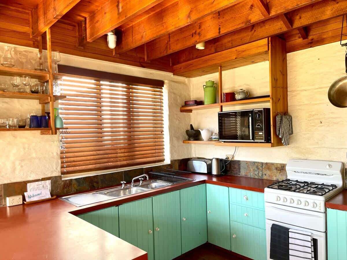 Réfrigérateur, micro-ondes, grille-pain