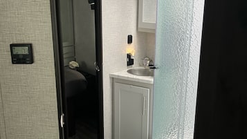 Douche, serviettes fournies