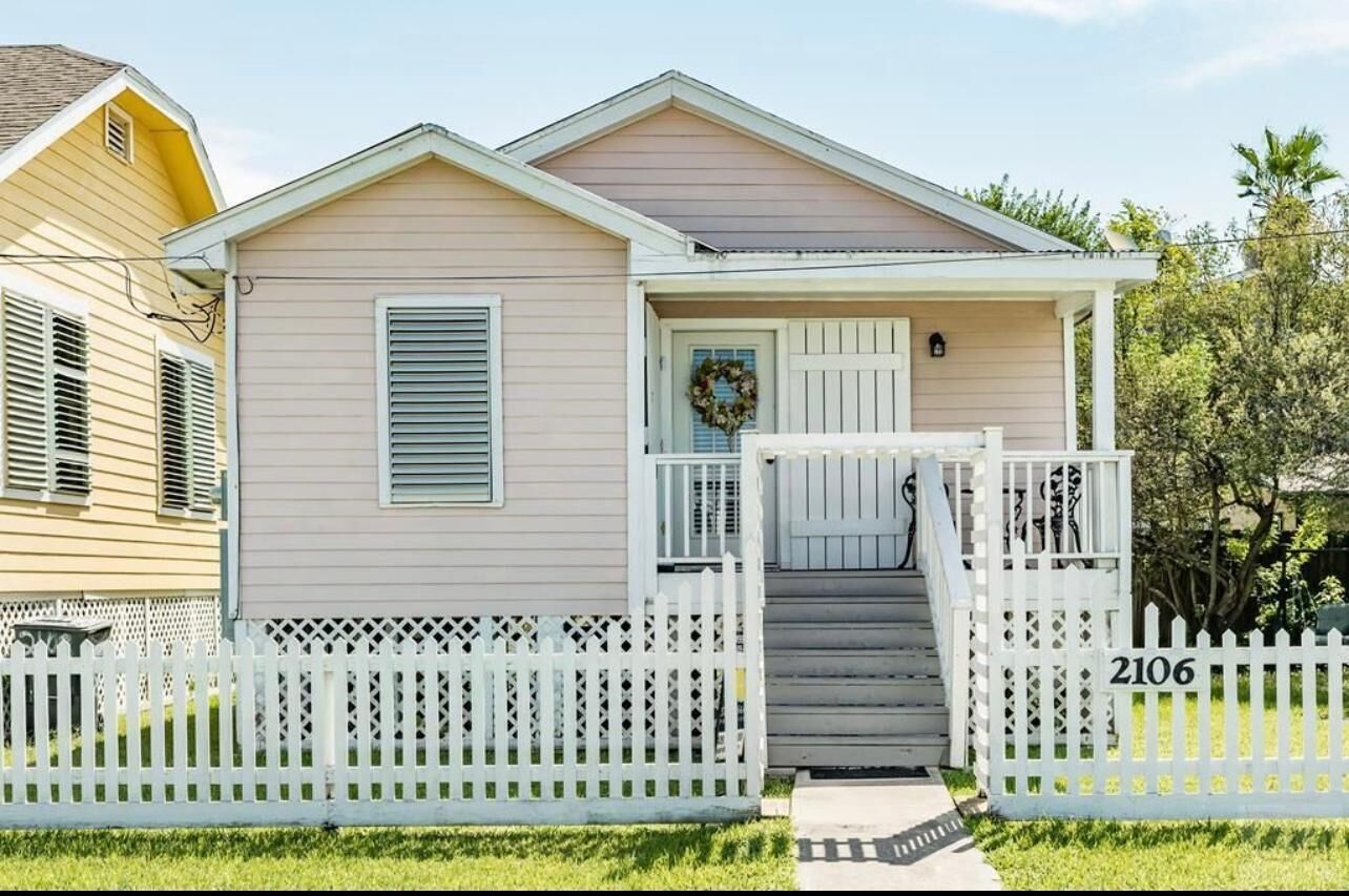 Couples Getaway + Cozy + Great Location