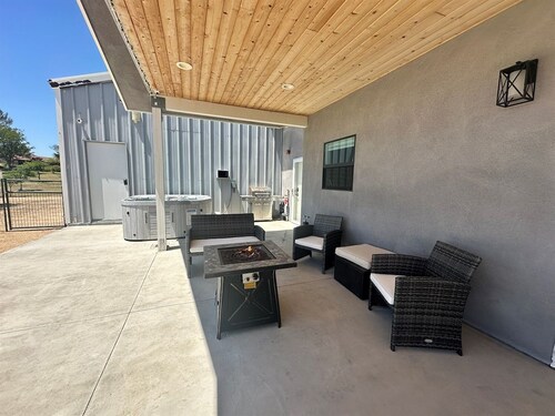 Vineyard Views  King Bed Dog Friendly  Hot Tub