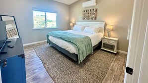 A bedroom with a bed, bedside tables, a ceiling fan, and a window. - Close to Wineries/Hot Tub/Vineyard View/Dog Okay! (Templeton)