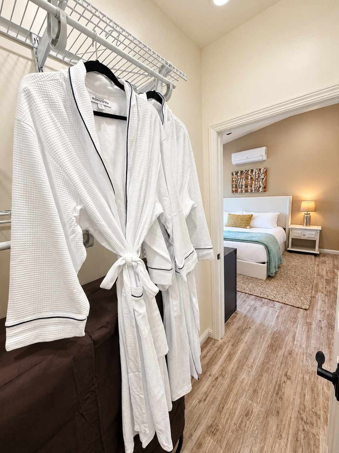 Une chambre d’hôtel équipée d’un lit, d’une table de chevet, d’une lampe et d’un climatiseur fixé au mur.