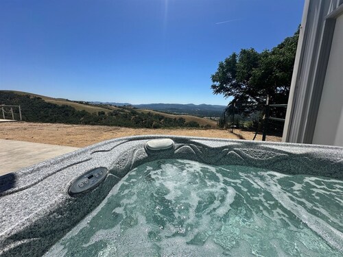 Vineyard Views | King Bed | Dog Friendly | Hot Tub