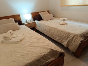 2 chambres, fer et planche à repasser, accès Internet, draps fournis