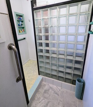 淋浴设施、吹风机、毛巾、肥皂