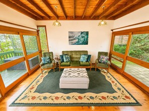 TV, fireplace, DVD player - Cottage On The Lake (Burrill Lake)