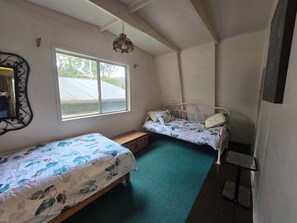 2 bedrooms, iron/ironing board, bed sheets