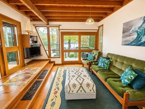 TV, fireplace, DVD player - Cottage On The Lake (Burrill Lake)