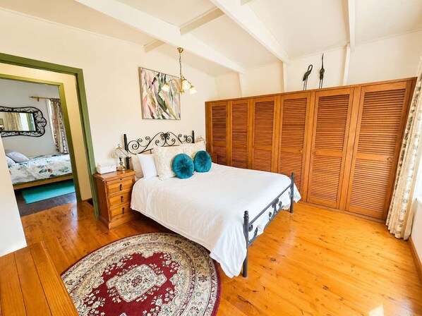 2 bedrooms, iron/ironing board, bed sheets - Cottage On The Lake (Burrill Lake)