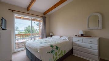 3 habitaciones y tabla de planchar con plancha