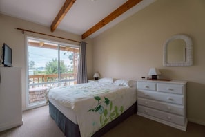 3 bedrooms, iron/ironing board, bed sheets