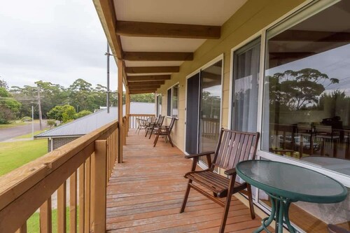 Summer Beach House - Pet-friendly Kioloa beach house near sand & surf