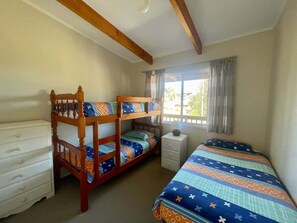 3 bedrooms, iron/ironing board - Summer Beach House - Pet-friendly Kioloa beach house near sand & surf (Kioloa)