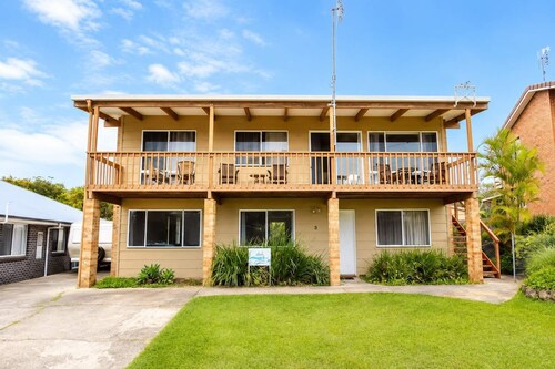 Summer Beach House - Pet-friendly Kioloa beach house near sand & surf