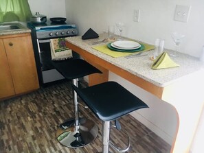 Kühlschrank, Mikrowelle, Kochgeschirr/Geschirr/Besteck