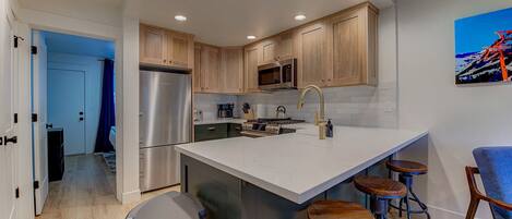 Een koelkast, een microgolfoven, een oven, een kookplaat