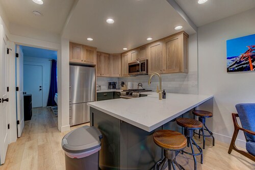 Park Ave Townhome - Walk to Main St.
