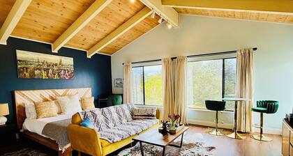 Modern 1BR Carmel Escape: Dog Friendly En-suite, Valley Views & Mins to Downtown
