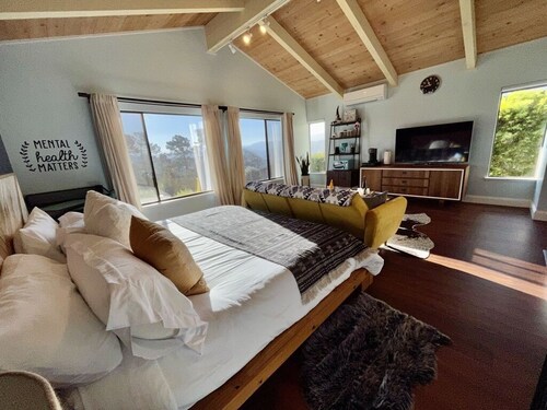 Modern 1BR Carmel Escape: Dog Friendly En-suite, Valley Views & Mins to Downtown