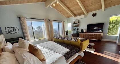 Modern 1BR Carmel Escape: Dog Friendly En-suite, Valley Views & Mins to Downtown