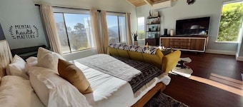 Modern 1BR Carmel Escape: Dog Friendly En-suite, Valley Views & Mins to Downtown