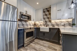 Kühlschrank, Mikrowelle, Ofen, Geschirrspüler