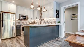 Kühlschrank, Mikrowelle, Ofen, Geschirrspüler