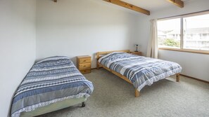 2 bedrooms, iron/ironing board - Summer House On Kurrawa (Kioloa)