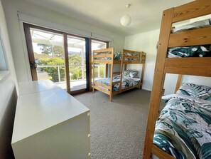 4 bedrooms, iron/ironing board, WiFi - The Bawley Hideaway - Modern Bawley Point hideaway near beach (Bawley Point)