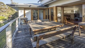 Outdoor dining - The Bawley Hideaway - Modern Bawley Point hideaway near beach (Bawley Point)