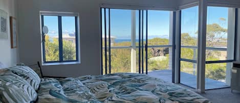 4 bedrooms, iron/ironing board, WiFi