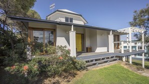 Exterior detail - The Bawley Hideaway - Modern Bawley Point hideaway near beach (Bawley Point)