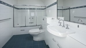 Combined shower/bathtub - The Bawley Hideaway - Modern Bawley Point hideaway near beach (Bawley Point)