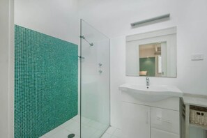 Bathtub, towels, shampoo