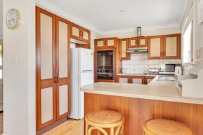 冷蔵庫、電子レンジ、オーブン、コンロ