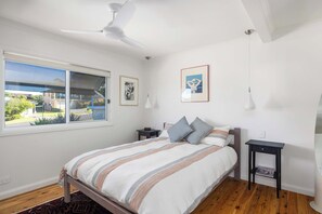 4 bedrooms, iron/ironing board - Retro Beach House at Mollymook (Mollymook)