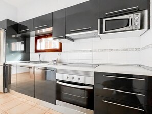 Een koelkast, een microgolfoven, een oven, een vaatwasser