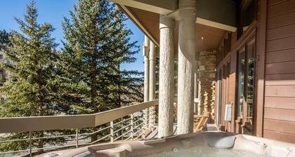 *Free Golf* Perfect Mountain Getaway | Slopeside Deer Valley – 2 Minute Walk to Concerts | Hot Tub