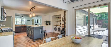 Wasserkocher mit Kaffee-/Teezubehör, Kühlschrank, Mikrowelle, Herdplatte