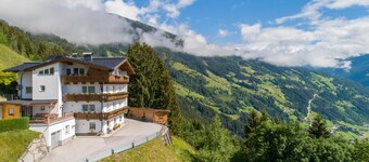 Beautiful holiday home with views of the Alps